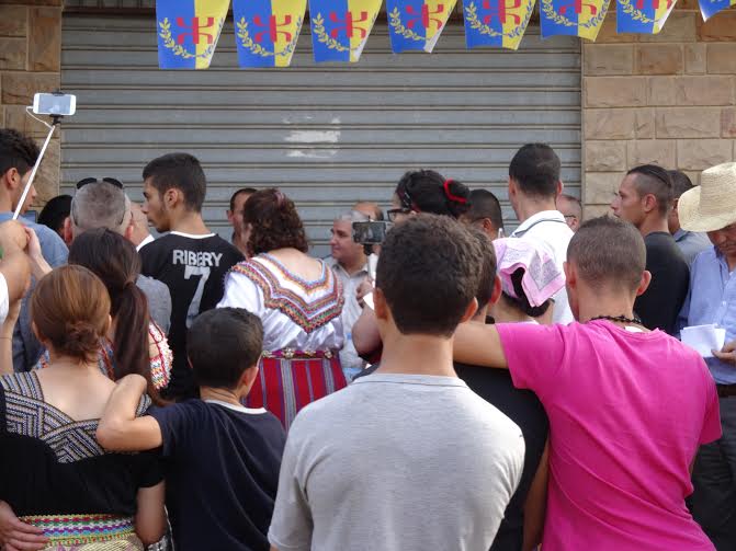 Lever du drapeau national kabyle à Ait Issad: Un événement historique Lever du drapeau national kabyle à Ait Issad: Un événement historique