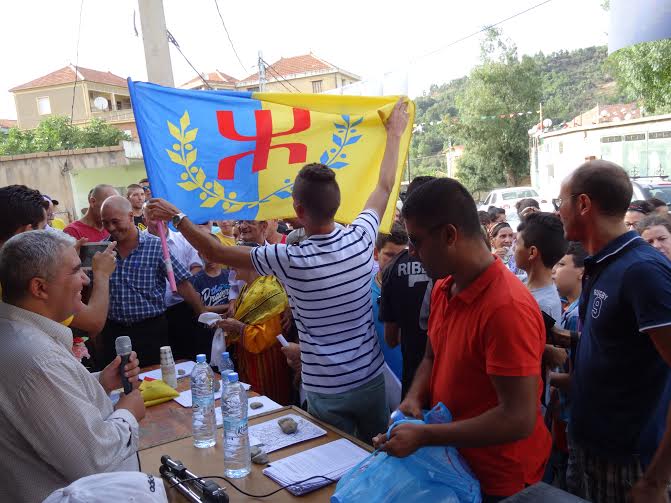 Lever du drapeau national kabyle à Ait Issad: Un événement historique Lever du drapeau national kabyle à Ait Issad: Un événement historique