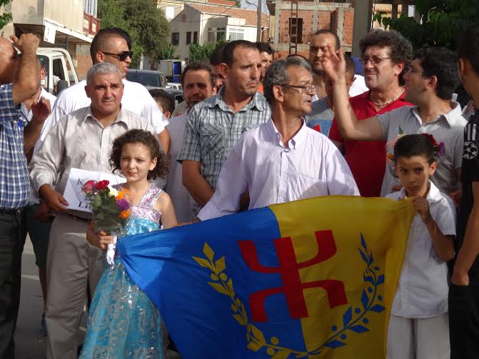Lever du drapeau national kabyle à Ait Issad: Un événement historique Lever du drapeau national kabyle à Ait Issad: Un événement historique