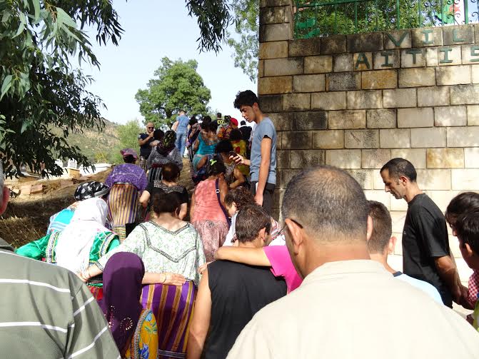 Lever du drapeau national kabyle à Ait Issad: Un événement historique Lever du drapeau national kabyle à Ait Issad: Un événement historique