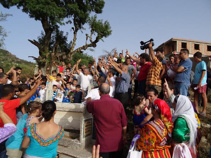 Lever du drapeau national kabyle à Ait Issad: Un événement historique Lever du drapeau national kabyle à Ait Issad: Un événement historique