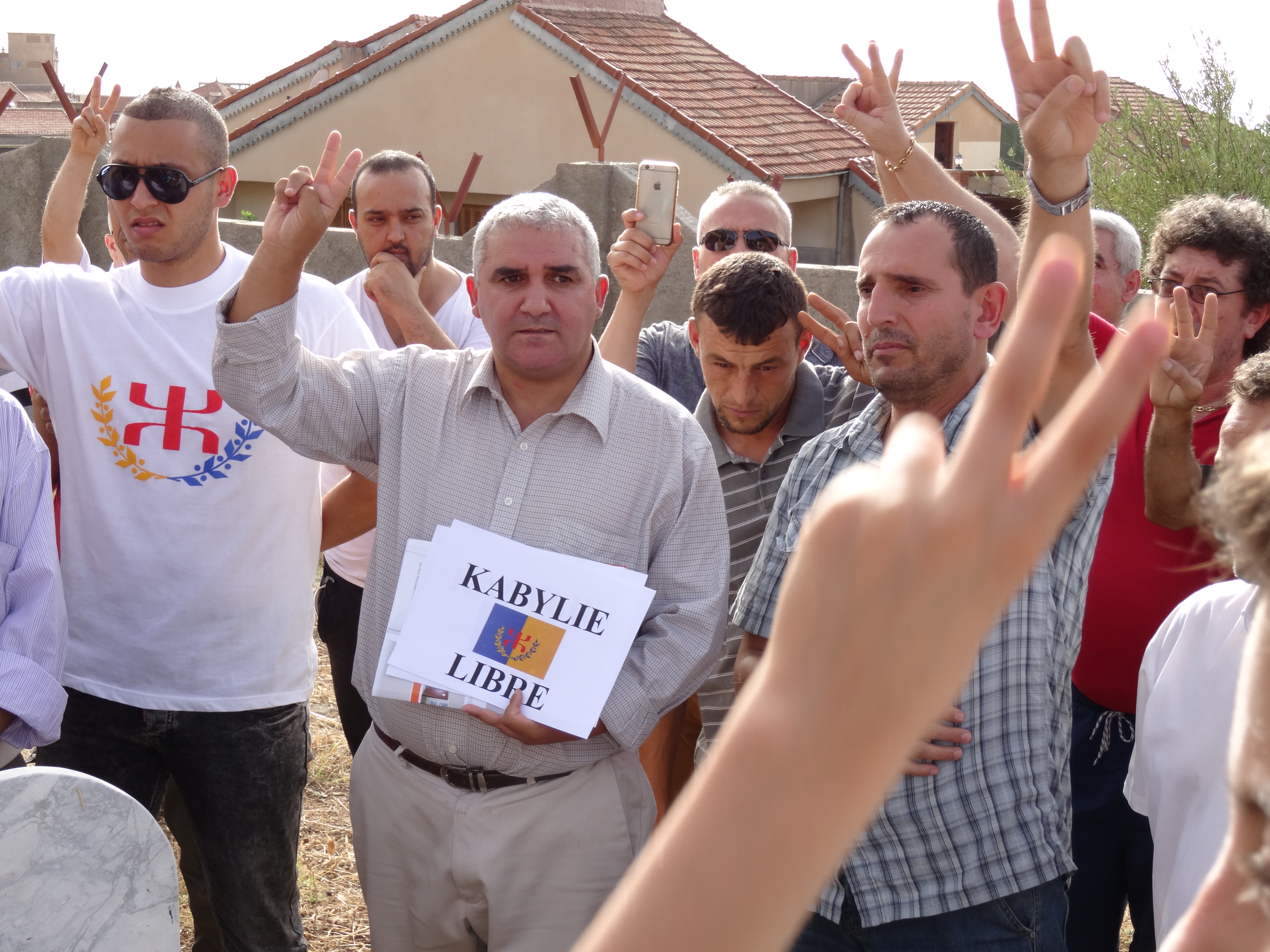 Ifigha / Lever du drapeau kabyle au village d'At Issad (en images)