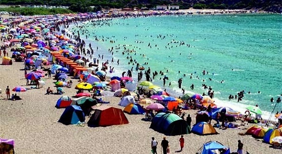 Des centaines d'estivants repoussés de Jijel se refugient à Bgayet Des centaines d'estivants repoussés de Jijel se refugient à Bgayet