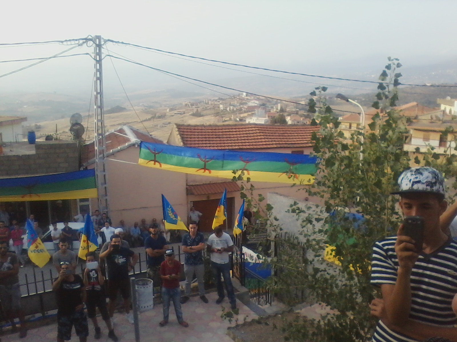 At Zellal sous Laɛnaya du drapeau kabyle At Zellal sous Laɛnaya du drapeau kabyle