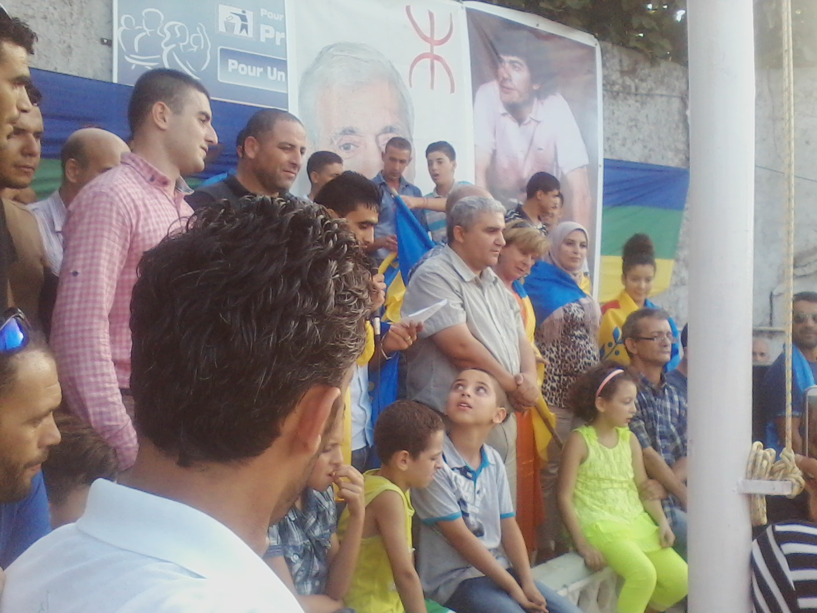 At Zellal sous Laɛnaya du drapeau kabyle At Zellal sous Laɛnaya du drapeau kabyle