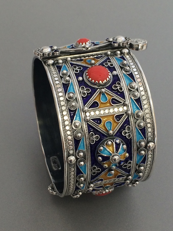 Conférence du maître bijoutier kabyle Karim Oukid Ouksel au Chili Conférence du maître bijoutier kabyle Karim Oukid Ouksel au Chili