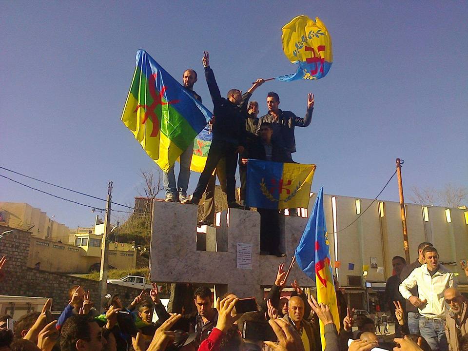 At-IRATEN / Meeting du MAK, marche et lever du drapeau national kabyle (VIDEO) At-IRATEN / Meeting du MAK, marche et lever du drapeau national kabyle (VIDEO)