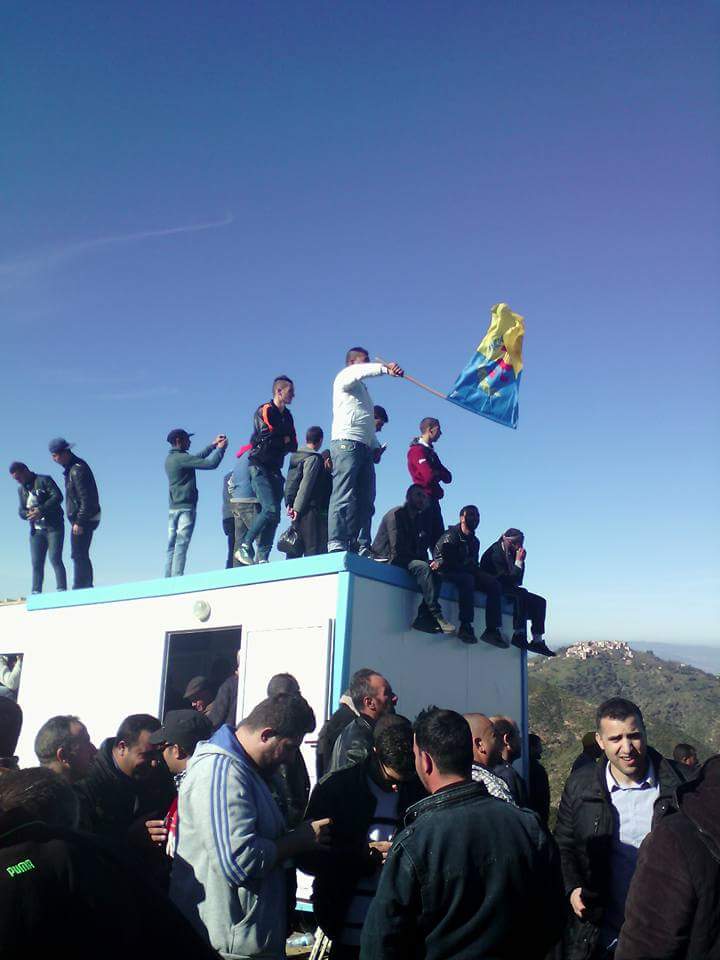 Hocine Ait-Ahmed : Des funérailles populaires malgré la récupération de la  Hocine Ait-Ahmed : Des funérailles populaires malgré la récupération de la