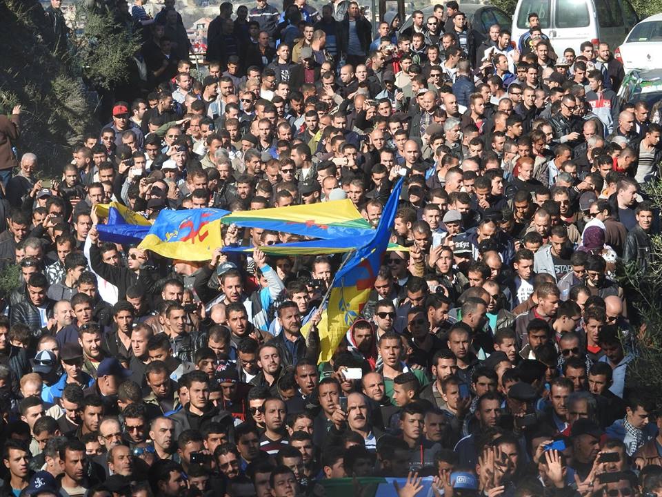 Hocine Ait-Ahmed : Des funérailles populaires malgré la récupération de la  Hocine Ait-Ahmed : Des funérailles populaires malgré la récupération de la