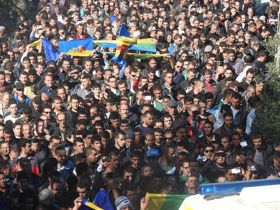 Hocine Ait-Ahmed : Des funérailles populaires malgré la récupération de la  Hocine Ait-Ahmed : Des funérailles populaires malgré la récupération de la