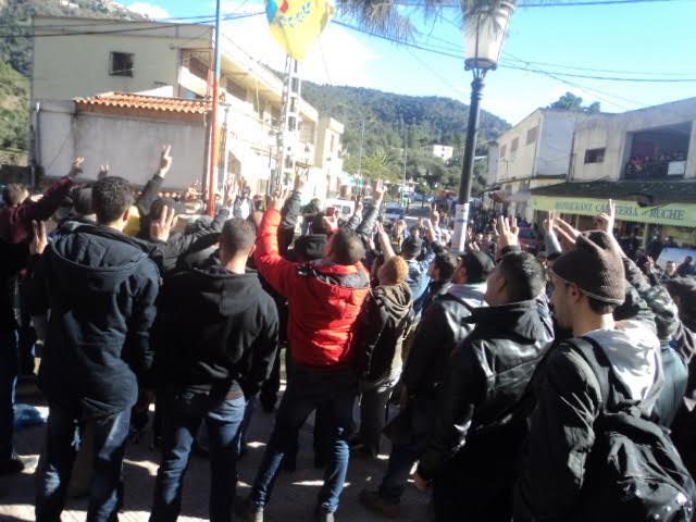 Meeting de trois ténors du MAK à Yattafène : « Nous voulons l'autodétermination de notre peuple et non l'officialisation de Tamzight ! » Meeting de trois ténors du MAK à Yattafène : « Nous voulons l'autodétermination de notre peuple et non l'officialisation de Tamzight ! »