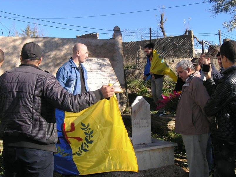 Tassaft Ougemoun : Le MAK se recueille à la mémoire de Mustapha Bacha et Brahim Izri Tassaft Ougemoun : Le MAK se recueille à la mémoire de Mustapha Bacha et Brahim Izri