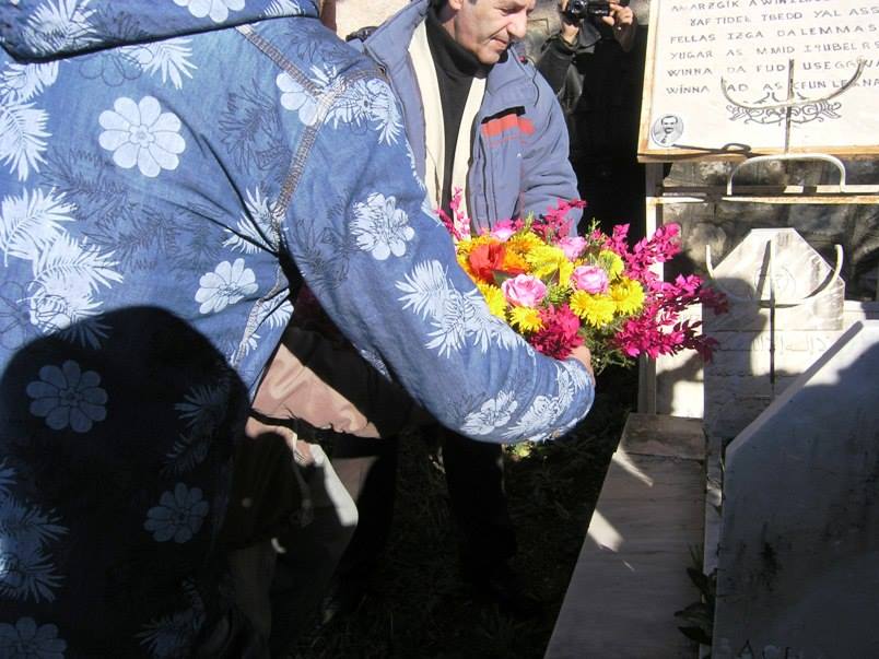 Tassaft Ougemoun : Le MAK se recueille à la mémoire de Mustapha Bacha et Brahim Izri Tassaft Ougemoun : Le MAK se recueille à la mémoire de Mustapha Bacha et Brahim Izri