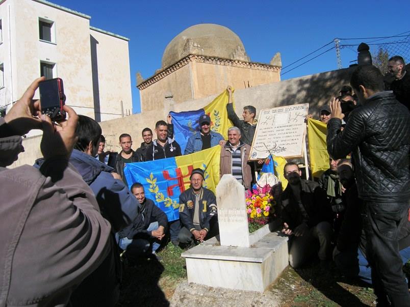 Tassaft Ougemoun : Le MAK se recueille à la mémoire de Mustapha Bacha et Brahim Izri Tassaft Ougemoun : Le MAK se recueille à la mémoire de Mustapha Bacha et Brahim Izri
