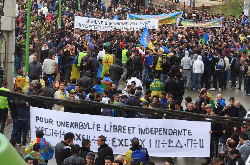 Tizi-Ouzou : Malgré les intimidations, les propagandes de déstabilisation et les entraves « sécuritaires », la marche du MAK à a été grandiose. Tizi-Ouzou : Malgré les intimidations, les propagandes de déstabilisation et les entraves « sécuritaires », la marche du MAK à a été grandiose.