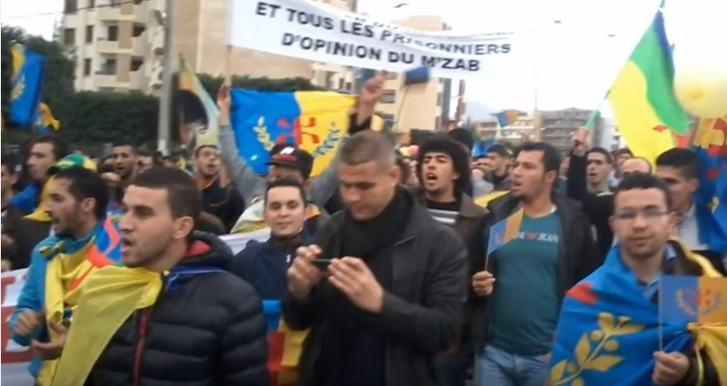 Tizi-Ouzou : Malgré les intimidations, les propagandes de déstabilisation et les entraves « sécuritaires », la marche du MAK à a été grandiose. Tizi-Ouzou : Malgré les intimidations, les propagandes de déstabilisation et les entraves « sécuritaires », la marche du MAK à a été grandiose.