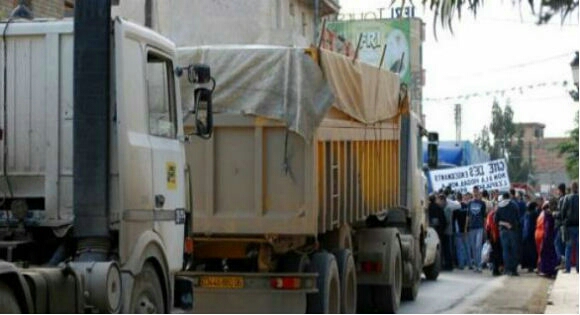 Tizi-Ouzou : Les travailleurs de Leader Meuble de Taboukert ont fermé la route ferment la route au niveau de Châayeb.  Tizi-Ouzou : Les travailleurs de Leader Meuble de Taboukert ont fermé la route ferment la route au niveau de Châayeb.