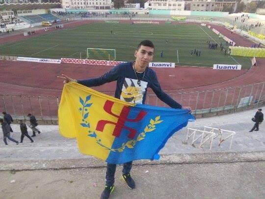 Urgent : un jeune supporter arrêté au stade de Tizi-Ouzou pour détention du drapeau kabyle Urgent : un jeune supporter arrêté au stade de Tizi-Ouzou pour détention du drapeau kabyle