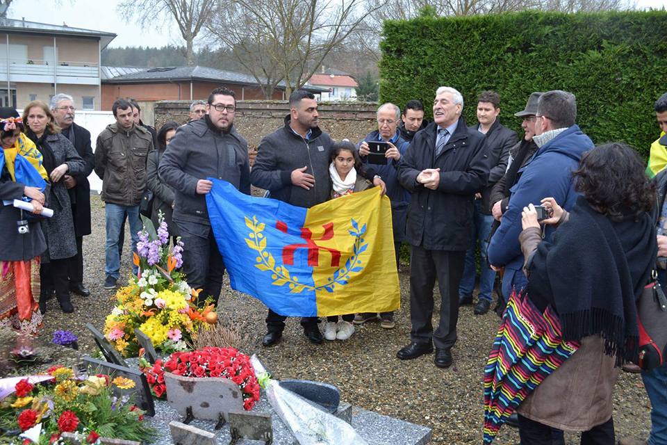Recueillement de Ferhat Mehenni sur la tombe de l'aède kabyle, Slimane Azem Recueillement de Ferhat Mehenni sur la tombe de l'aède kabyle, Slimane Azem