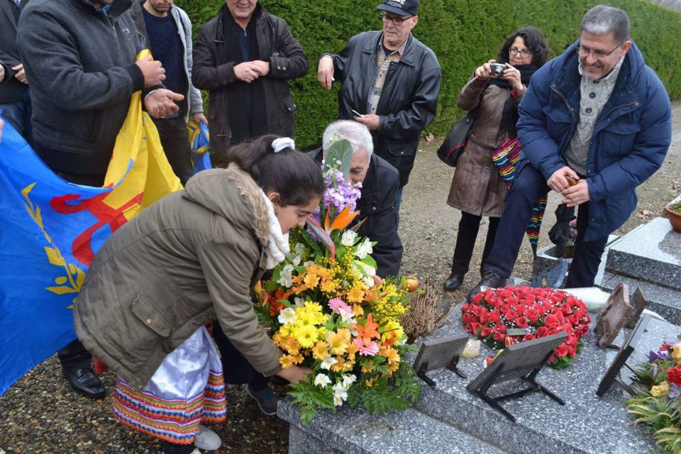Recueillement de Ferhat Mehenni sur la tombe de l'aède kabyle, Slimane Azem Recueillement de Ferhat Mehenni sur la tombe de l'aède kabyle, Slimane Azem
