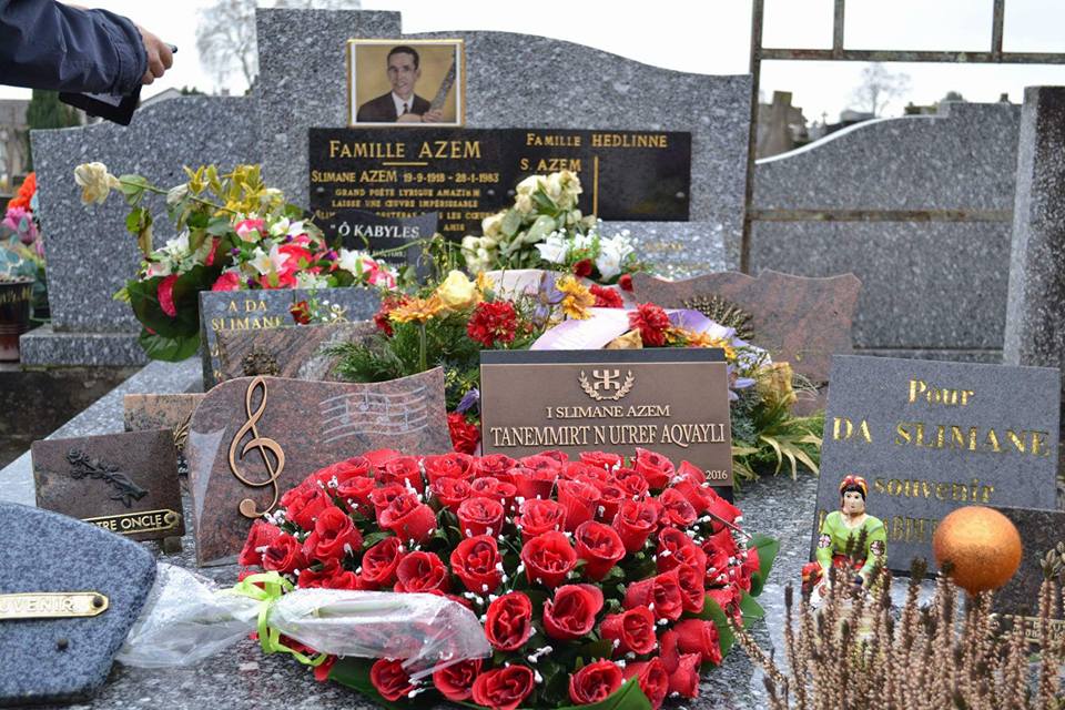 Recueillement de Ferhat Mehenni sur la tombe de l'aède kabyle, Slimane Azem Recueillement de Ferhat Mehenni sur la tombe de l'aède kabyle, Slimane Azem