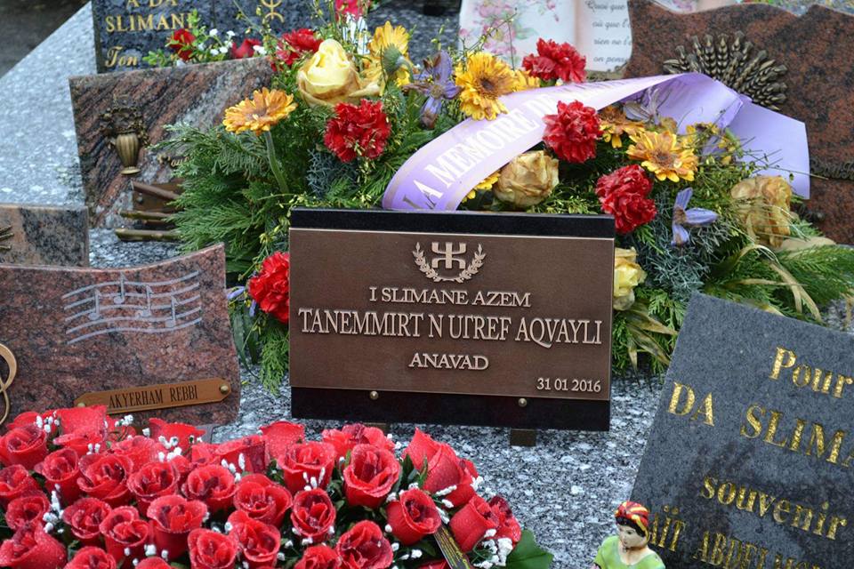 Recueillement de Ferhat Mehenni sur la tombe de l'aède kabyle, Slimane Azem Recueillement de Ferhat Mehenni sur la tombe de l'aède kabyle, Slimane Azem