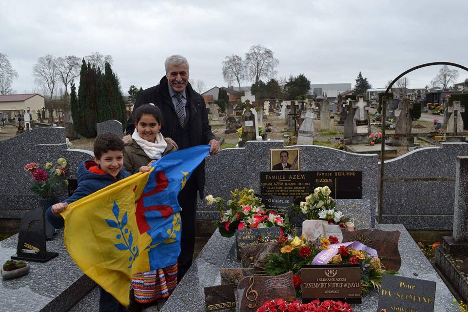 Recueillement de Ferhat Mehenni sur la tombe de l'aède kabyle, Slimane Azem Recueillement de Ferhat Mehenni sur la tombe de l'aède kabyle, Slimane Azem