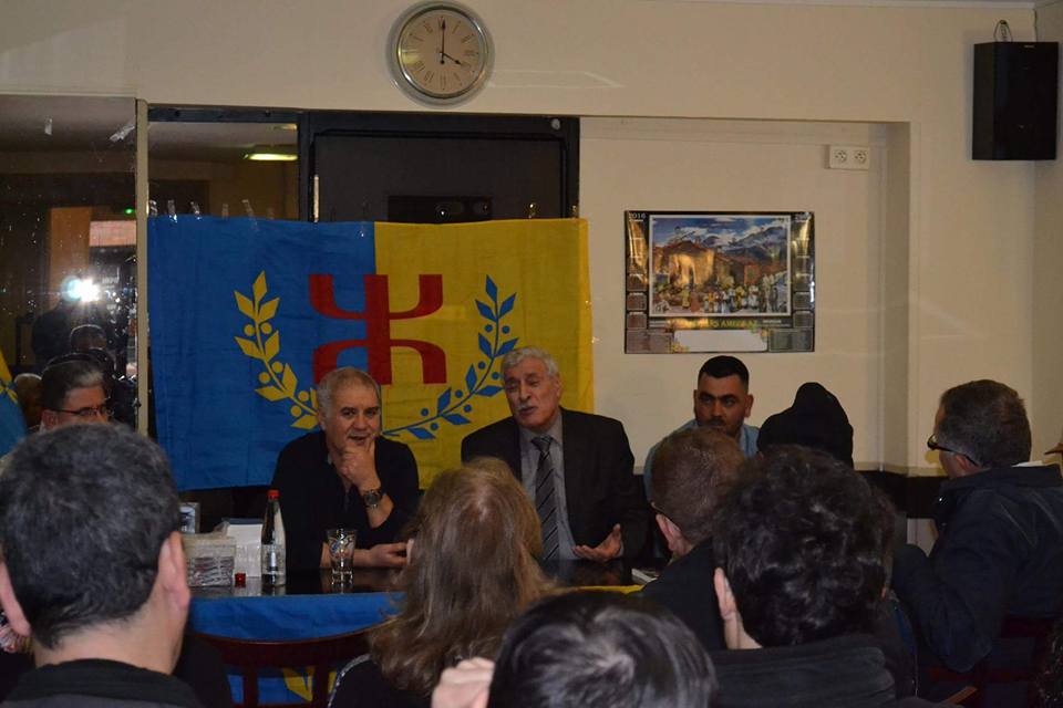 Recueillement de Ferhat Mehenni sur la tombe de l'aède kabyle, Slimane Azem Recueillement de Ferhat Mehenni sur la tombe de l'aède kabyle, Slimane Azem