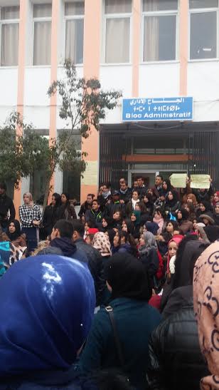 Université de Tuvirett : Les étudiants du département de Tamazight procèdent à la fermeture de l'administration et du service de scolarité.  Université de Tuvirett : Les étudiants du département de Tamazight procèdent à la fermeture de l'administration et du service de scolarité.