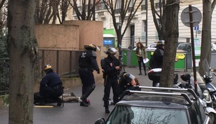 Scandale à Paris : Violente répression contre les manifestants Kurdes devant l'ambassade de Turquie qui ont protesté contre le massacre de civils kurdes  Scandale à Paris : Violente répression contre les manifestants Kurdes devant l'ambassade de Turquie qui ont protesté contre le massacre de civils kurdes