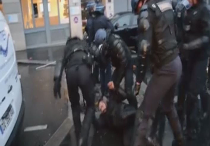 Répression des manifestants kurdes à Paris : les militants placés en garde à vue ont interdiction de se retrouver dans des faits similaires pour une durée de 3 ans Répression des manifestants kurdes à Paris : les militants placés en garde à vue ont interdiction de se retrouver dans des faits similaires pour une durée de 3 ans