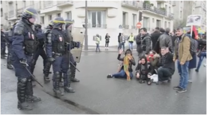 Répression des manifestants kurdes à Paris : les militants placés en garde à vue ont interdiction de se retrouver dans des faits similaires pour une durée de 3 ans Répression des manifestants kurdes à Paris : les militants placés en garde à vue ont interdiction de se retrouver dans des faits similaires pour une durée de 3 ans