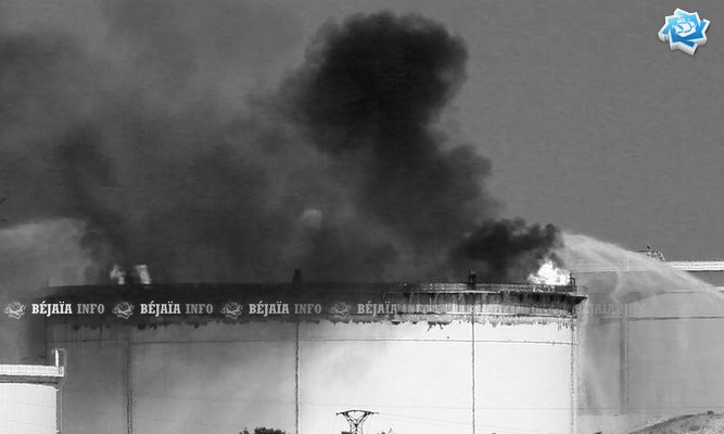 Vgayet : la foudre provoque un incendie dans un bac d'hydrocarbure Vgayet : la foudre provoque un incendie dans un bac d'hydrocarbure