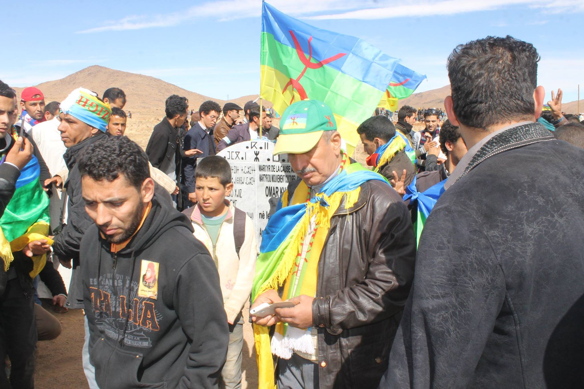 Plus de 15 milles Amazighs rendent hommage au militant amazigh Omar Khalek, le MAK adresse une lettre d'hommage Plus de 15 milles Amazighs rendent hommage au militant amazigh Omar Khalek, le MAK adresse une lettre d'hommage
