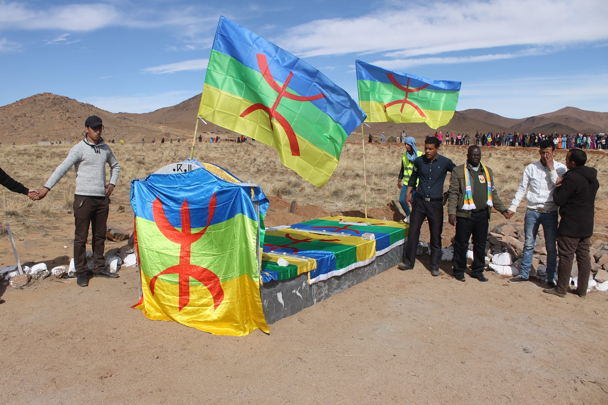 Plus de 15 milles Amazighs rendent hommage au militant amazigh Omar Khalek, le MAK adresse une lettre d'hommage Plus de 15 milles Amazighs rendent hommage au militant amazigh Omar Khalek, le MAK adresse une lettre d'hommage
