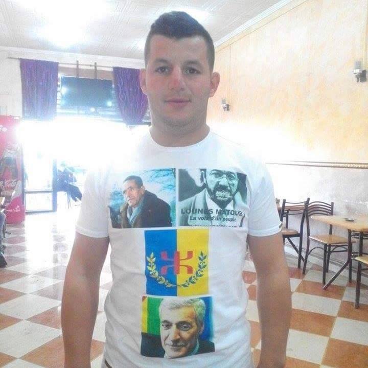 Urgent : Azdine Ouhamouche, militant du MAK, arrêté au stade de Tizi Ouzou pour avoir brandi le drapeau kabyle (actualisé) Urgent : Azdine Ouhamouche, militant du MAK, arrêté au stade de Tizi Ouzou pour avoir brandi le drapeau kabyle (actualisé)