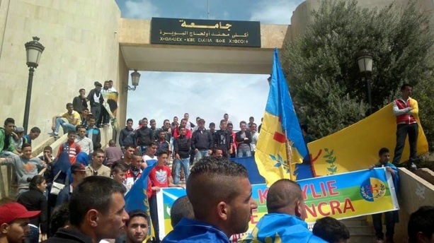 Université de Tuvirett : Une bagarre générale entre les étudiants et la police algérienne qui tente d'empêcher une conférence sur le 20 Avril Université de Tuvirett : Une bagarre générale entre les étudiants et la police algérienne qui tente d'empêcher une conférence sur le 20 Avril