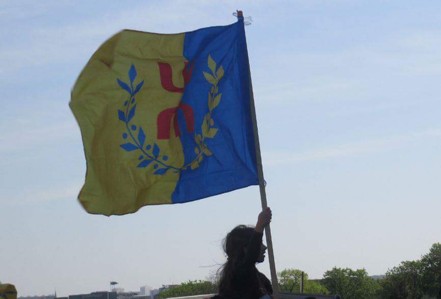 La police algérienne empêche le lever du drapeau kabyle à At Dwala La police algérienne empêche le lever du drapeau kabyle à At Dwala