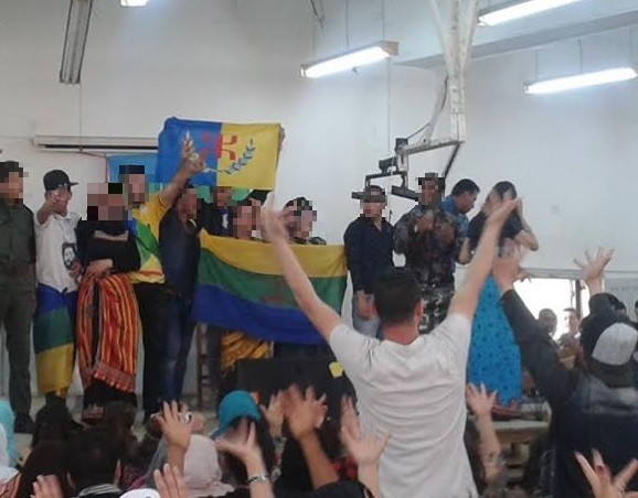 Le drapeau national kabyle brandi à l'Université d'Alger Le drapeau national kabyle brandi à l'Université d'Alger