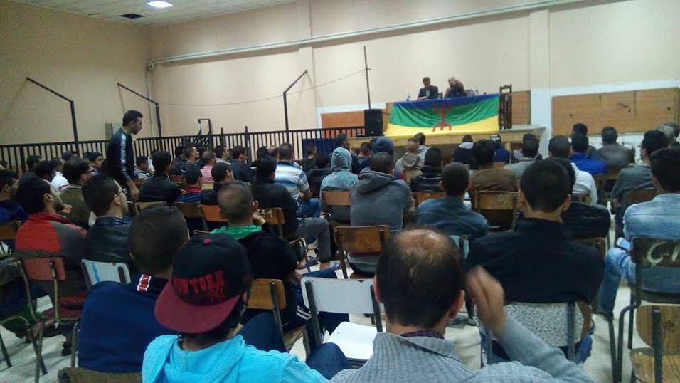 Asif n At Ɛisi / La police coloniale d'Alger échoue à empêcher la conférence du président du MAK Asif n At Ɛisi / La police coloniale d'Alger échoue à empêcher la conférence du président du MAK