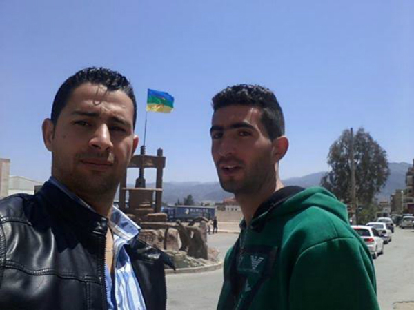 Tazmalt : le maire Smaïl Mira arrache le drapeau Amazigh Tazmalt : le maire Smaïl Mira arrache le drapeau Amazigh