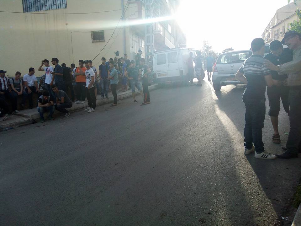 ALERTE / At-Dwala sous occupation policière pour empêcher le gala en hommage à Matoub Lounès. ALERTE / At-Dwala sous occupation policière pour empêcher le gala en hommage à Matoub Lounès.