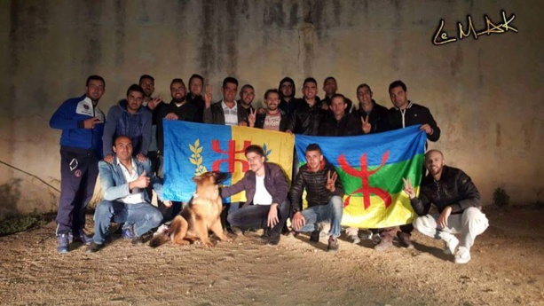 URGENT / Rassemblement populaire devant le commissariat de Larev3a n At Iraten (actualisé) URGENT / Rassemblement populaire devant le commissariat de Larev3a n At Iraten (actualisé)
