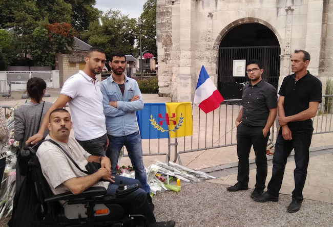 Une délégation kabyle a rendu hommage au prêtre victime du terrorisme islamiste Une délégation kabyle a rendu hommage au prêtre victime du terrorisme islamiste