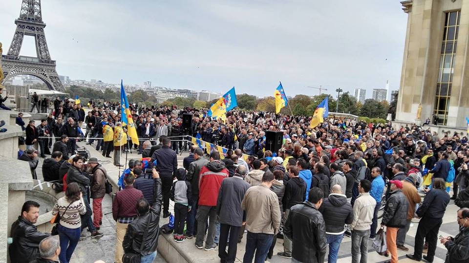 Soutien des At-Mzab aux militants du MAK au Trocadéro