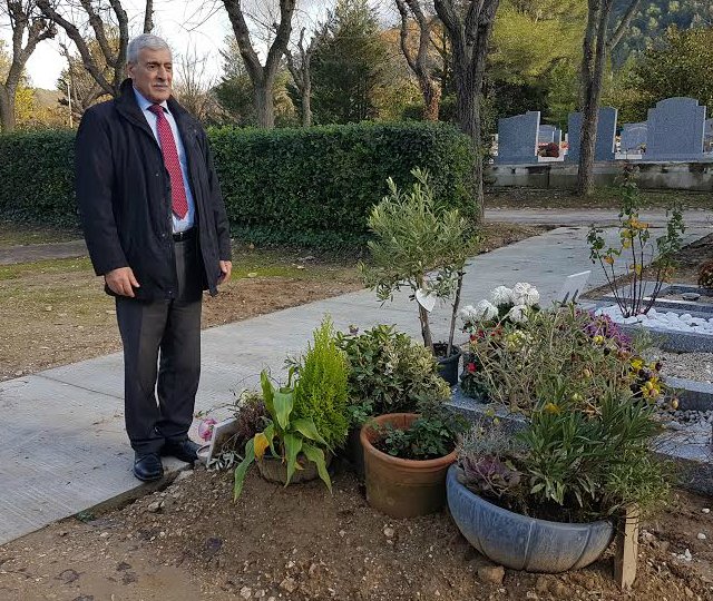 Ferhat Mehenni se recueille sur la tombe du Dr Mahmoud Mettouchi en Aubagne