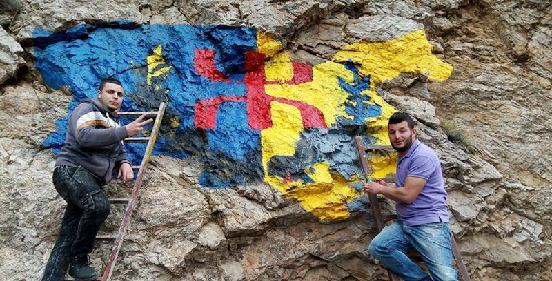 Restauration du Drapeau Kabyle à l'entrée d'At Waεvan la veille d'une date historique pour le village