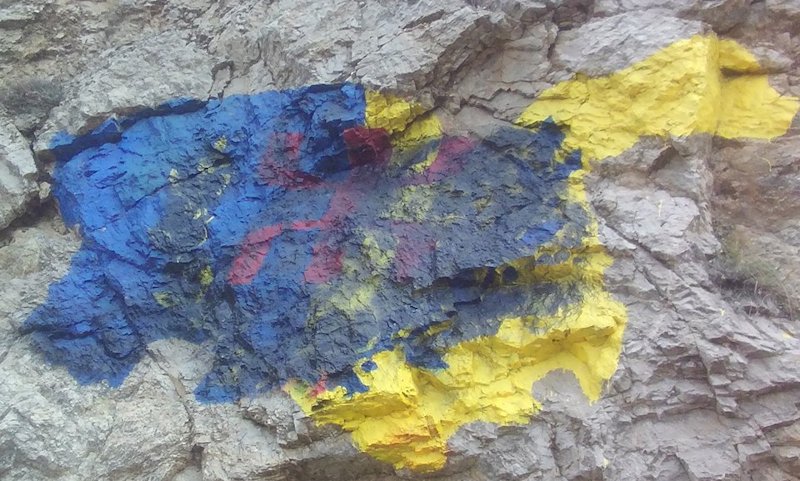Restauration du Drapeau Kabyle à l'entrée d'At Waεvan la veille d'une date historique pour le village