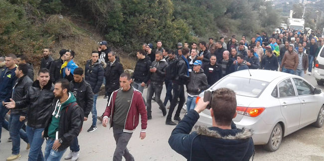 Le camion transportant le portrait de Ferhat Mehenni bloqué par la gendarmerie coloniale : marche improvisée (vidéo)