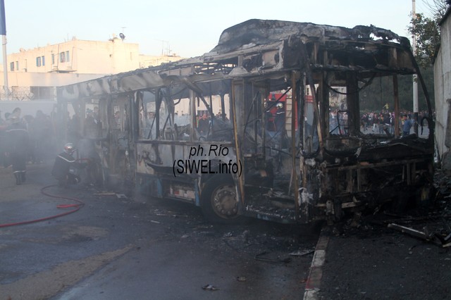 Cinq jours d'émeutes en Algérie, cinq morts, des blessés et un pays en crise Cinq jours d'émeutes en Algérie, cinq morts, des blessés et un pays en crise